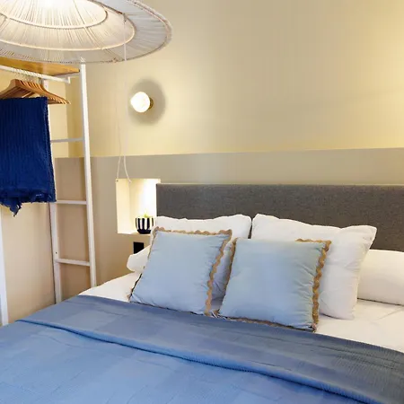 Cigale Bleue Avec Terrasse Et Piscine A Apartamento Antibes