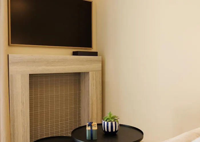 Cigale Bleue Avec Terrasse Et Piscine A Antibes